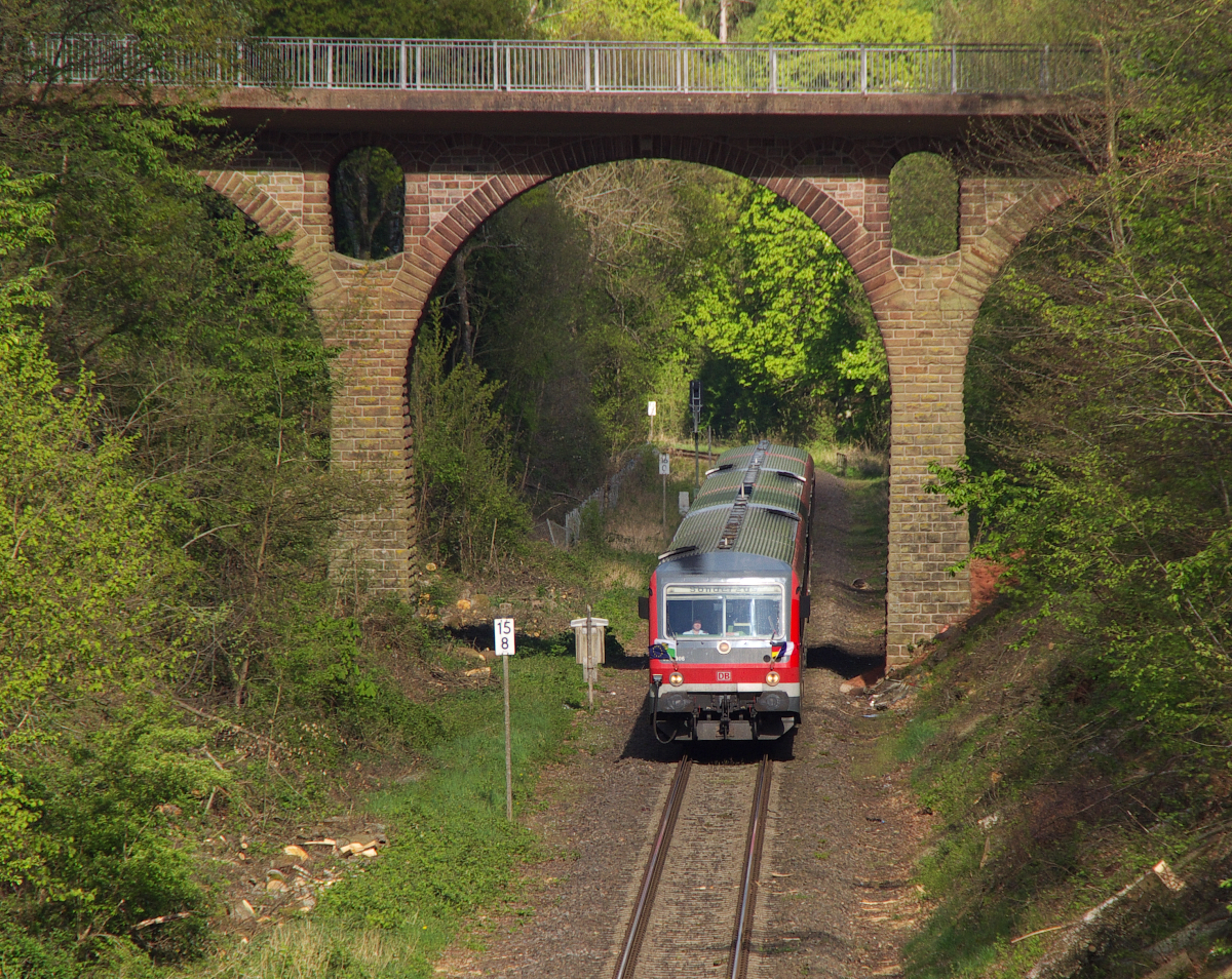 Schon Tradition - der Karfreitag Sonderzug Dillingen - Bouzonville - Auch in diesem Jahr hat es wieder geklappt, obwohl die Sache lange auf der Kippe stand.
Durch die Einstellung des Güterverkehrs nach Frankreich über die Niedtalbahn stand auch der Sonderzug nach Bouzonville zur Disposition.
Durch das Engagement der Bürgermeister von Bouzonville und Rehlingen-Siersburg gab es aber wieder grünes Licht für 5 Zugpaare am Karfreitag zum Markt in Bouzonville.

In Siersburg, bei Km 15,9 befindet sich dieses schöne Viadukt.

Bahnstrecke 3212 Bouzonville - Dillingen Saar - 18.04.2014