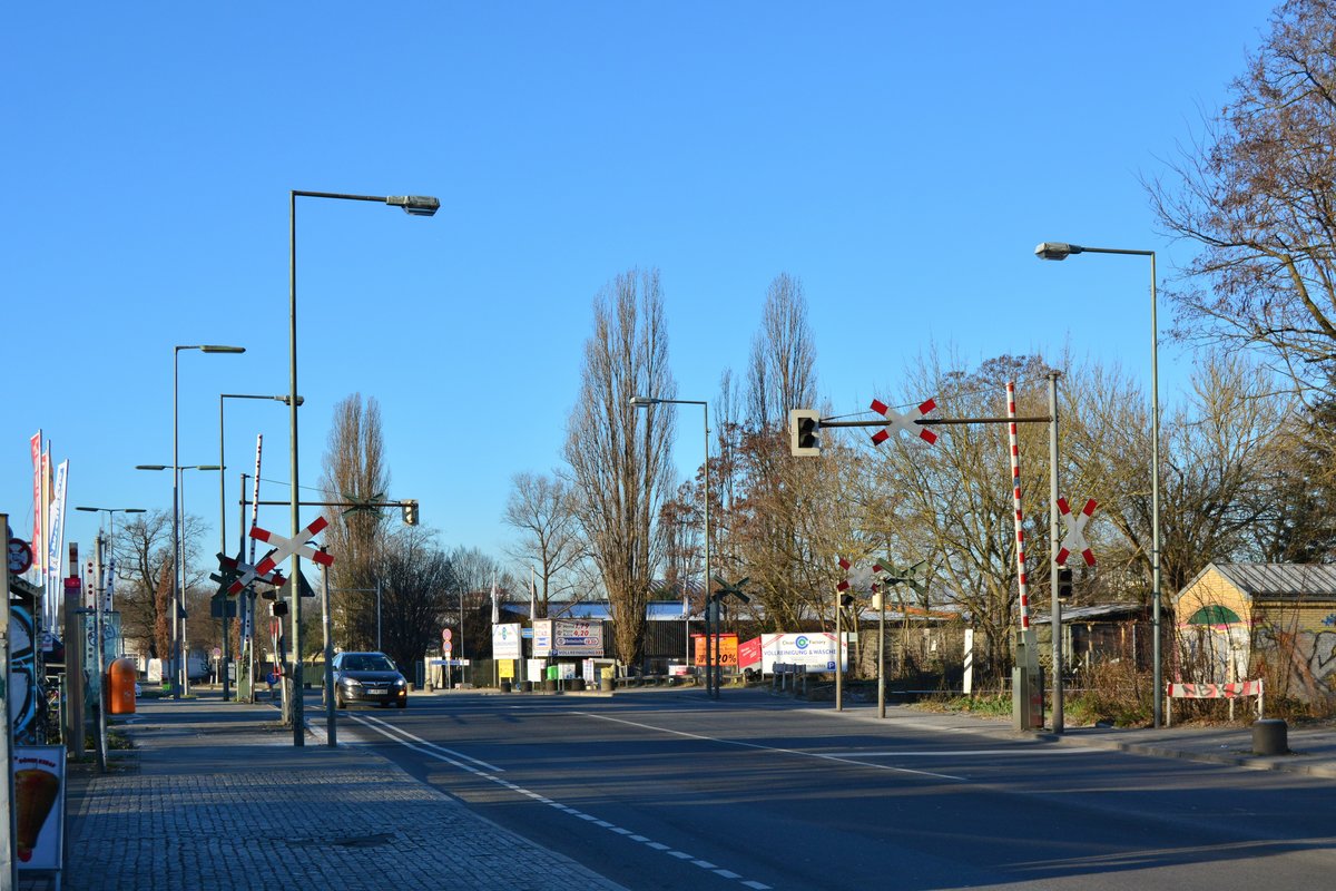 Schon viele Jahre hat der BÜ Buckauer Chaussee an der gleichnamigen S-Bahn Station auf sich. Die Technik ist schon alt aber stehts zuverlässig.

Berlin Marienfelde 08.01.2018