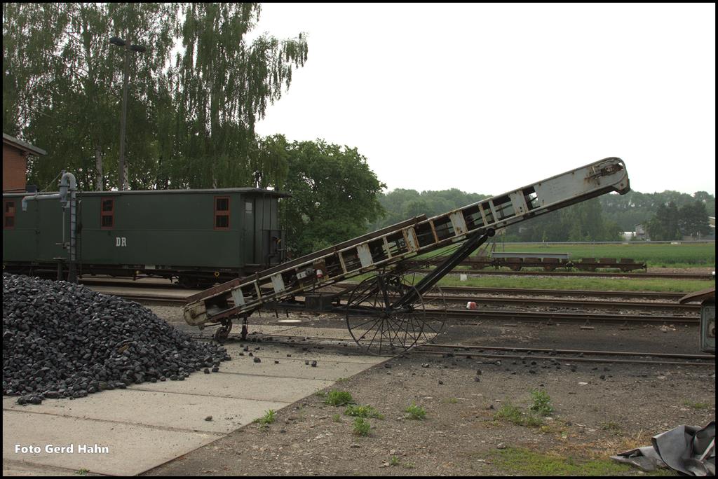 Schon zu DDR Zeiten diente dieses Förderband der Bekohlung von Schmalspur Dampfloks in Mügeln. Am 25.5.2016 war es dort noch immer im Einsatz.