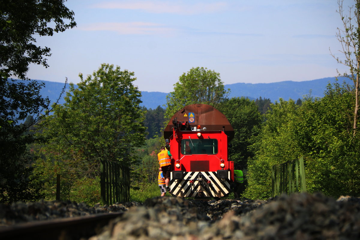 Schotter fürs Sulmtal.... DM 100.1 mit einem Schotterwagen bei Kilometer 2,0 der legendären Sulmtalbahn. Fotostandpunkt auf Bahnübergang hinter einem Gleissperrsignal. 23.05.2016