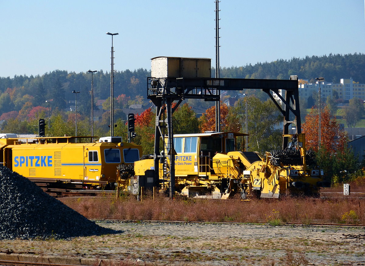 Schotterprofiliermaschine SSP 110SW von Spitzke abgestellt im Bahnhof Weiden 13.10.2018