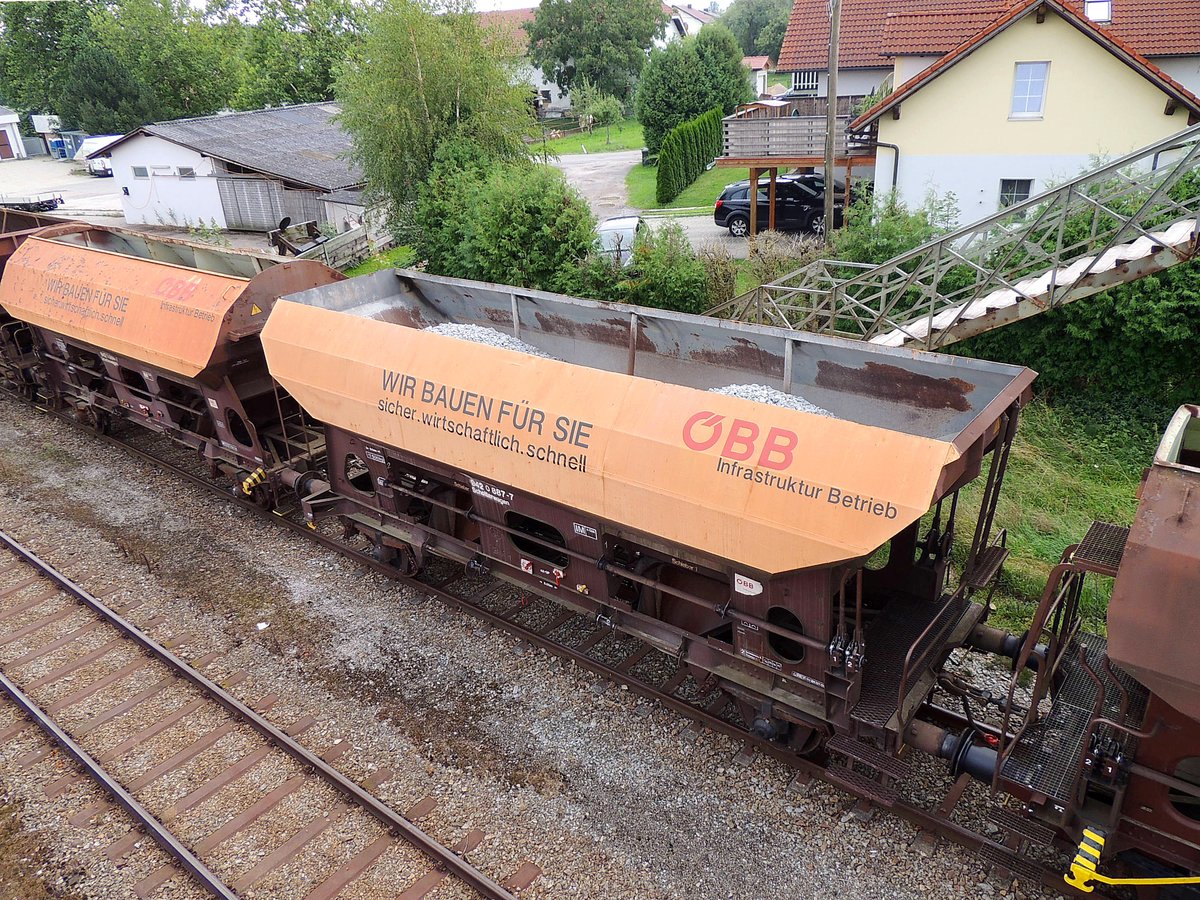 Schotterwagen(9420887-7) von ÖBB Infrastruktur-Betrieb steht mit Beladung am Bhf. Ried; 170812