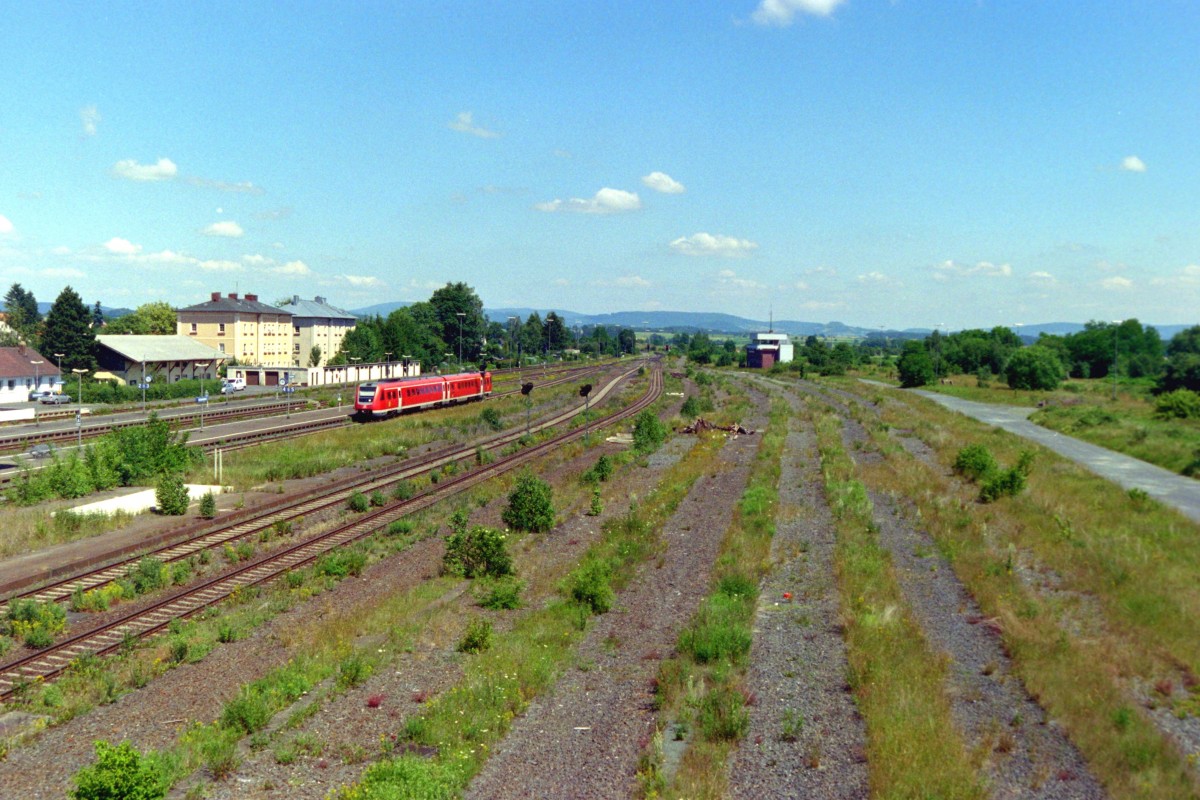 Schotterwste mit Stellwerk: Der Bahnhof Kirchenlaibach prsentiert sich am 03.07.2006 arg gerupft. Links ist 612 557 als RE 3457 (Nrnberg Hbf–Hof Hbf) unterwegs.