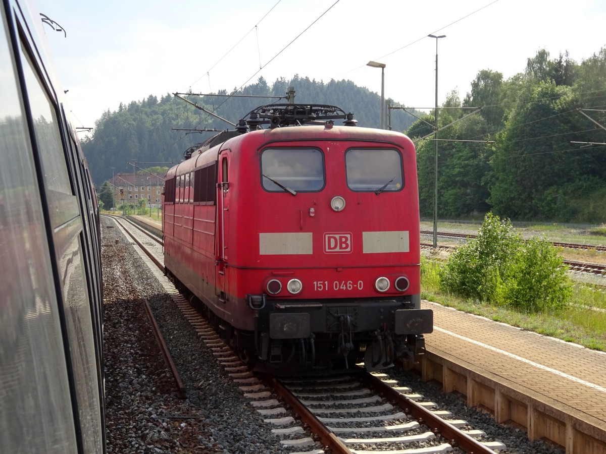 Schublok 151 046-0 wartet am 05. Juli 2015 im Bahnhof Pressig-Rothenkirchen auf weitere Einsätze.