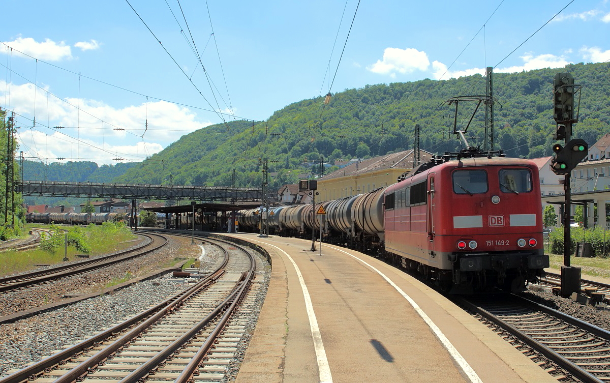 Schublok des Tankkesselzuges mit der RheinCargo-185 589-9 an der Spitze war am 13.07.2017 die 151 149-2, hier bei der Durchfahrt im Bahnhof Geislingen (Steige)