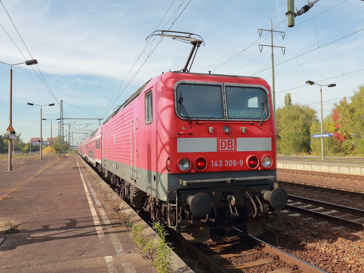Schublok für den Ersatzzug des RE 20552 nach Zosen war 143 306-9, gesehen am 02. Oktober 2015 Im Bahnhof Berlin Flughafen Schönefeld.