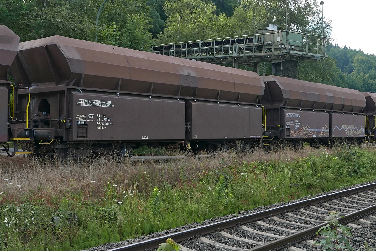 Schüttgutwagen der Gattung Falns-x (31 81 6636 311-5 und 31 81 663 6 304-0) vom 'Roßberger Kieszug' bei der Befüllung mit Kies in Roßberg am 13.07.2017.
