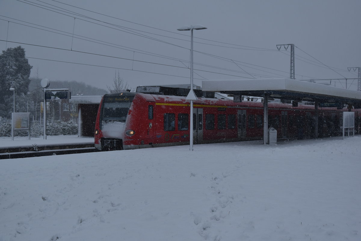 Schuß auf den Schneeschnäuzer des Triebwagenkopfes einer RB33 die am Mittag des 10.12.2017 auf Gleis 3 einfährt. So viel Schnee ist bei uns im Rheinland dann ehr selten.