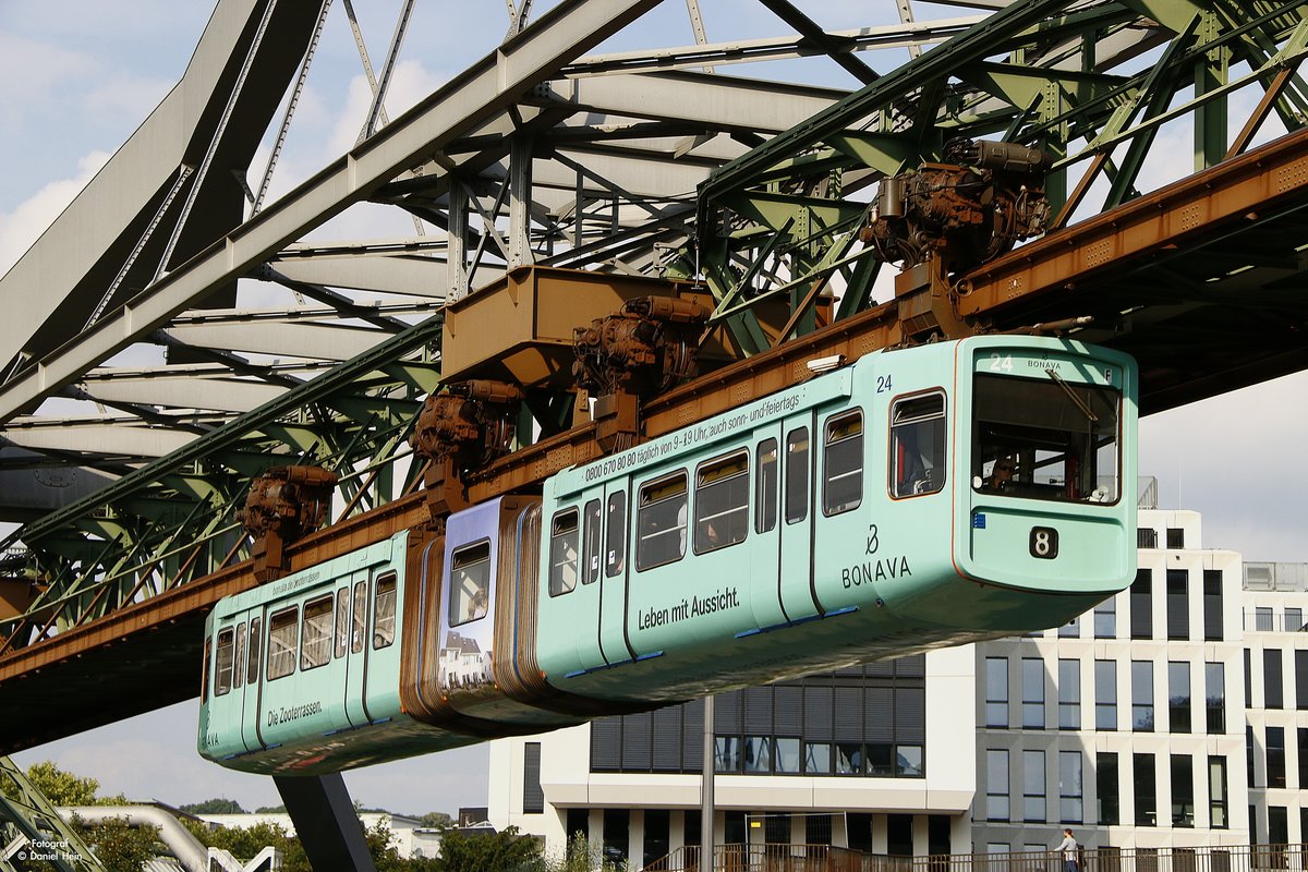 Schwebebahn  Bonava  Gtw24 an der Ohligsmühle in Wuppertal, am 27.07.2017.