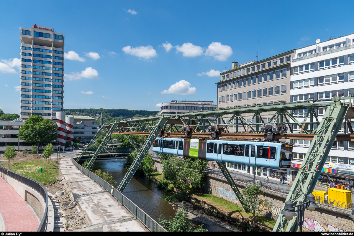 Schwebebahn Wuppertal: Wagen 4 erreicht am 5. Juni 2017 auf dem Weg nach Oberbarmen die Station Hauptbahnhof.