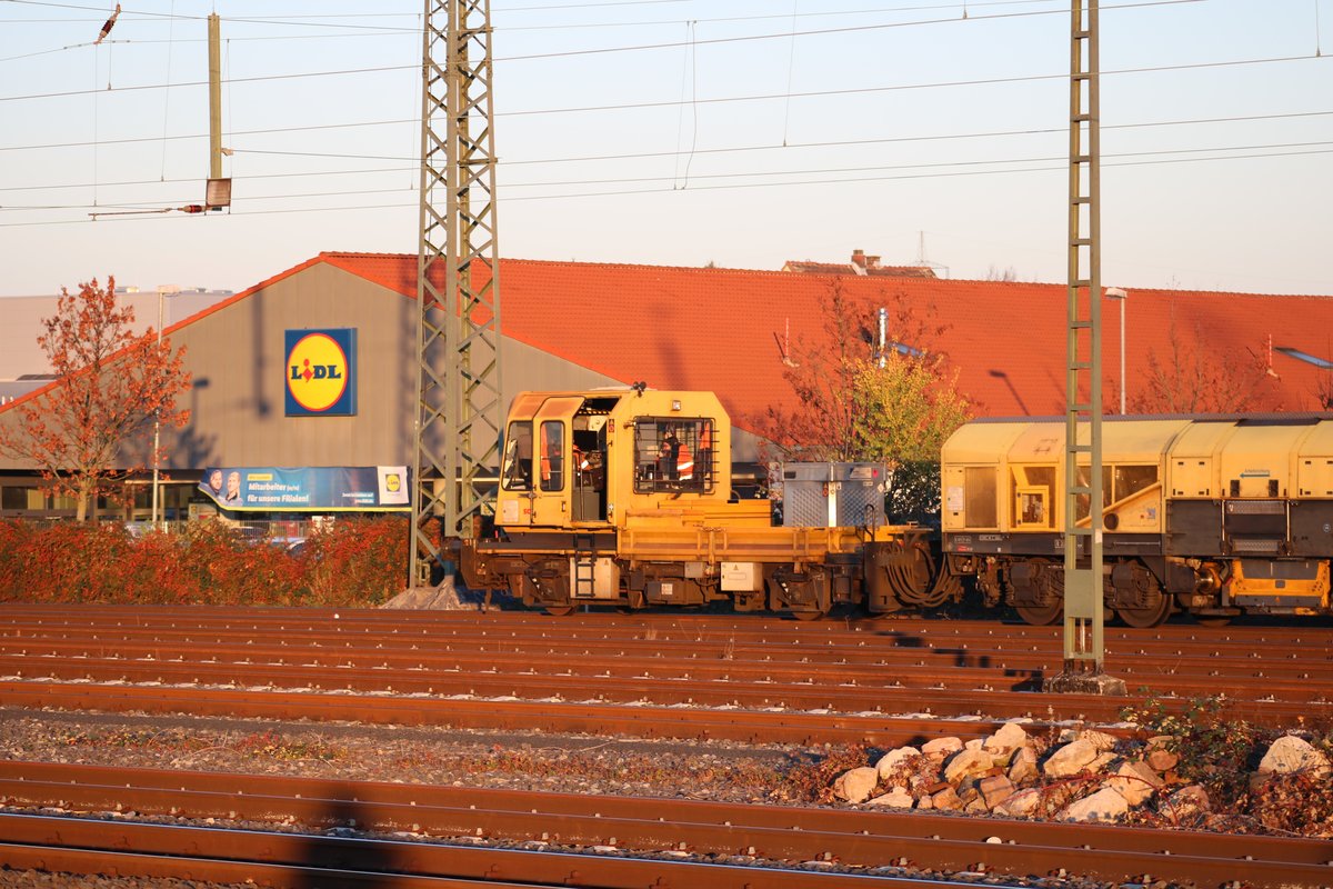 Schweerbau SKL der als Steuerwagen genutzt wird am 17.11.18 in Bad Vilbel Bahnhof vom Bahnsteig aus mit Zoom fotografiert