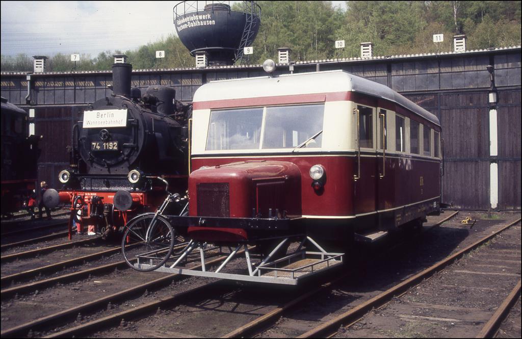 Schweine Schnäuzchen am 19.4.1997 vor dem Rundschuppen des Eisenbahn Museum Bochum Dahlhausen.