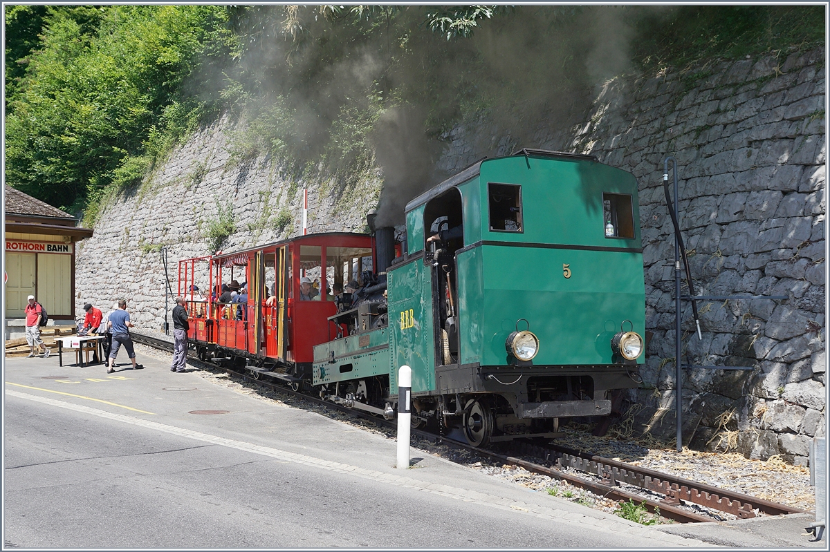 Schweizer Dampftage Brienz 2018 - dazu gehört natürlich auch die ohnehin hier dampfende Brienz Rothorn Bahn. Im Rahmen der Festlichkeiten bot die BRB einige Züge von Brienz nach Gäldried und zurück an. Das Bild zeigt die kohlegefeuerte H 2/3 N° 5 mit ihrem  Extrazug kurz vor der Abfahrt in Brienz. 
30. Juni 2018