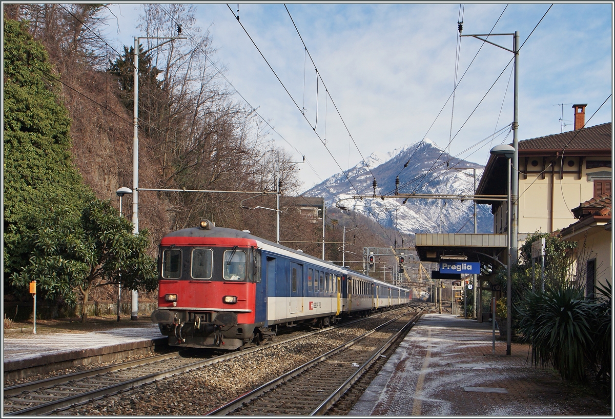 Schweizer Züge, schweizer Signale und italienische Abmiente machen den Reiz der Simplon Südrampe aus. Auf dem Bild fährt der IR 3317 durch die sonnige Station von Preglia.
27. Jan. 2015
