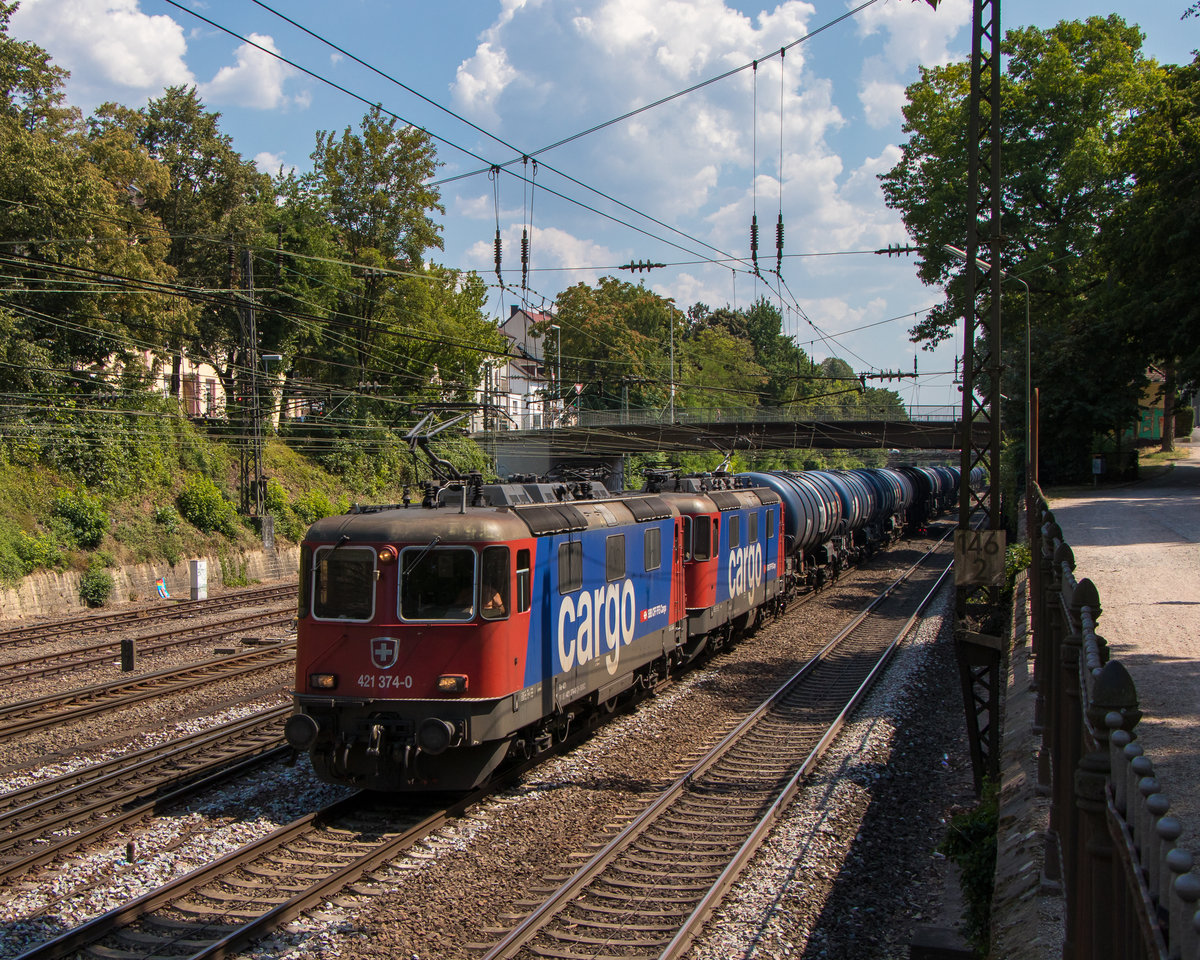Schweizpower am 25. Juli 2018. Der Kesselzug mit Re 421 374-0 + Re 421 384-9 hat gleich den Bahnhof Offenburg erreicht. 