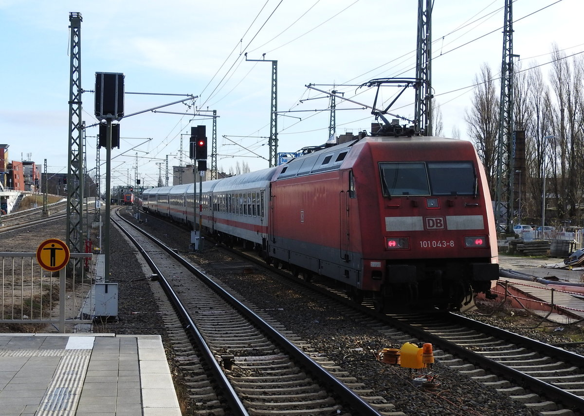 Schwerpunkt der Bauarbeiten am Ostkreuz war die Wiedererrichtung aller drei Streckengleise von Ostbahnhof nach Rummelsburg. Jetzt kann der RE am Bahnsteig halten und der Fernverkehr fährt daneben nach Rummelsburg. 