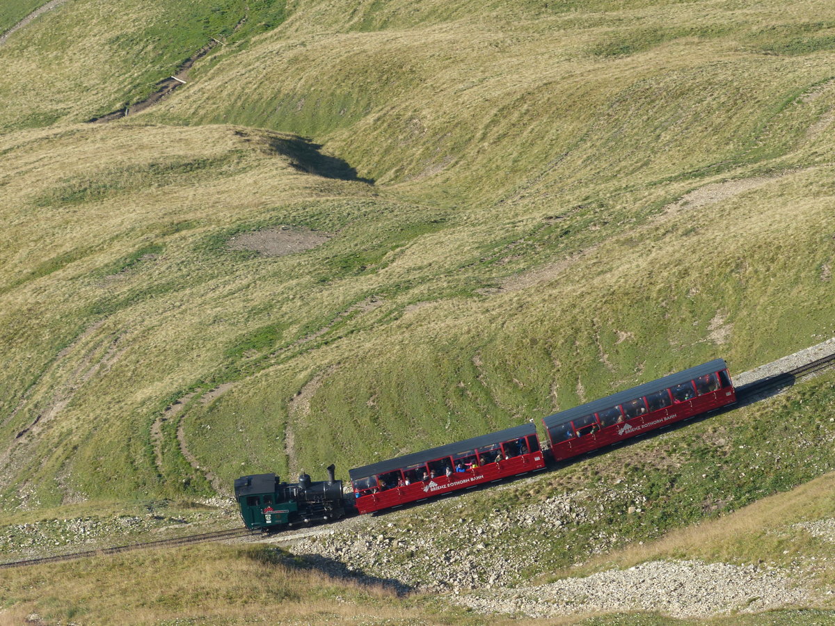 Schwieriges Terrain - hier die talwärts fahrende Rothornbahn. Wanderer kommen hier kräftig ins Schwitzen, und immer wieder müssen nach harten Wintern einige Streckenabschnitte erneuert werden. 25.9.2016