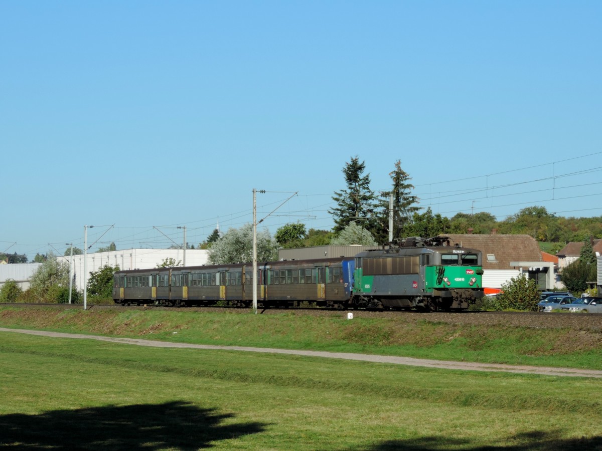 Schwindratzheim 29.09.2015 : 25615 im Fret Farbschema mit einem RRR Lorraine Wendezug nach Strassburg unterwegs.