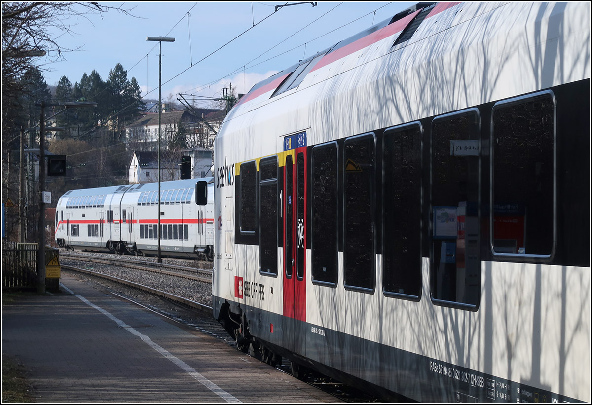 Seehas meets IC2 -

Abfahrt eines IC2 nach Singen im Bahnhof Engen, während der Seehas noch an seinem Endbahnhof wartet um kurz darauf dem IC in Richtung Singen zu folgen.

Aufgenommen am späten Vormittag beim Umsteigen.

04.02.2018 (M)