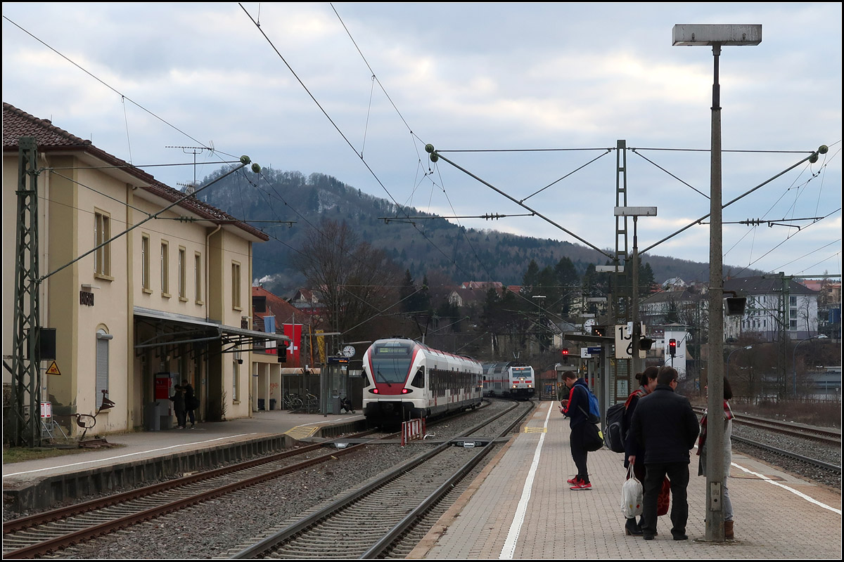 Seehas meets IC2 -

Der Seehas steht an seinem Zielbahnhof Engen, während auf Gleis 2 der IC2 nach Stuttgart einfährt. Im Hintergrund der Hausberg von Engen, der Hohenhewen, der wie auch der Hohentwiel bei Singen vulkanischen Ursprunges ist.

Aufgenommen beim Umsteigen zur Rückfahrt am frühen Abend. 

04.02.2018 (M)