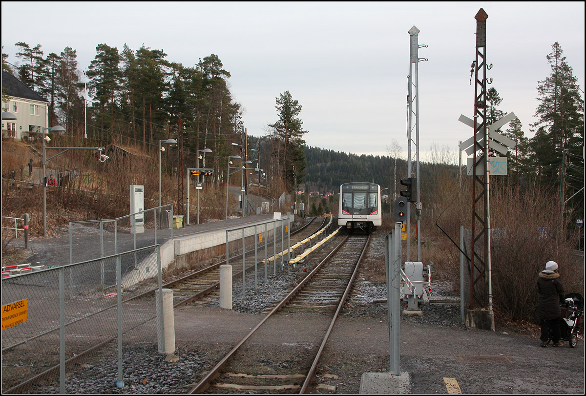 Sehr einfacher Standard -

Die Haltestellen der Osloer U-Bahnstrecke zum Holmenkollen entsprechen nicht dem, was man sonst von einer U-Bahnstation erwartet. Auch können die Gleise trotz Stromschiene durch Autos oder Fußgänger gequert werden. Haltestelle 'Besserud'.

30.12.2013 (M)