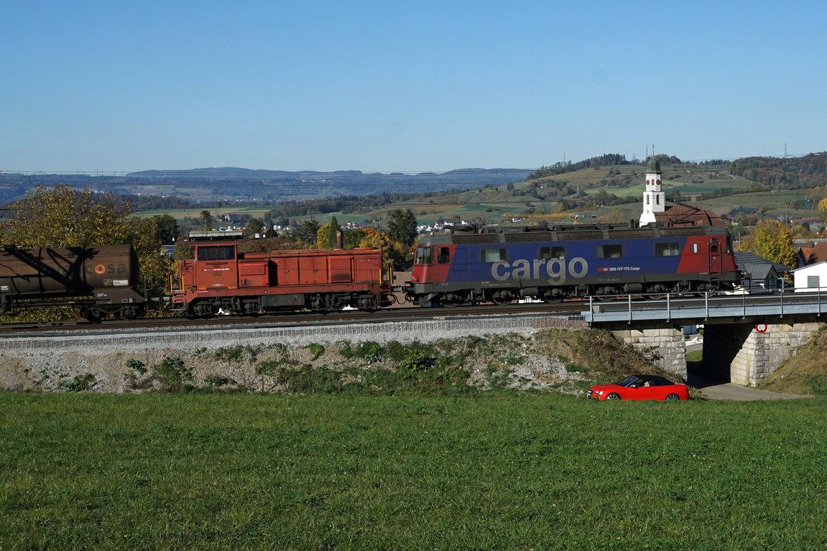 Sehr seltene SBB Cargo Traktion bestehend aus der Re 620 075-2  Gelterkinden  und einer nicht erkennbaren Bm 4/4  bei Frick verewigt am 25. Oktober 2018.
Der Bestand der Bm 4/4 hat sich während den letzten stark verringert.
Foto: Walter Ruetsch