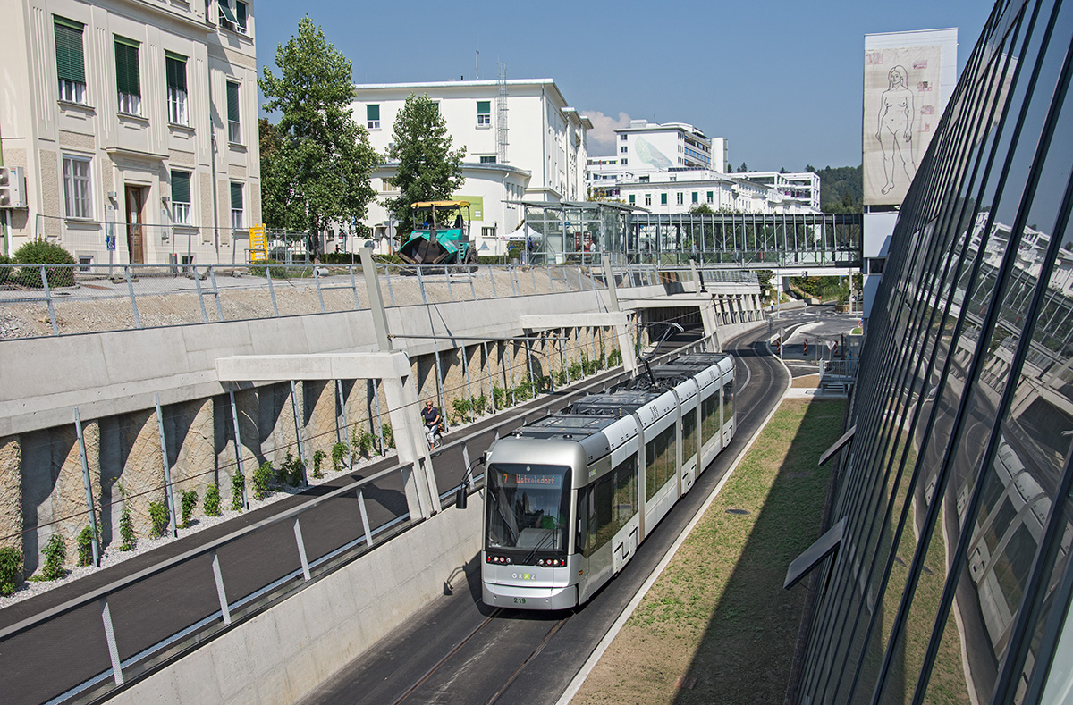 Seit 10.09.2016 vekehrt die Linie 7 zur neuen Schleife LKH Med Uni hier nun Variobahn 219 als Linie 7 in der alten Stiftingtalstraße, 12.09.2016. 