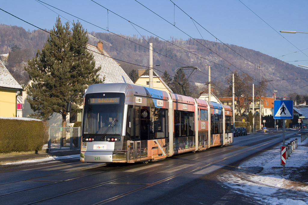 Seit 9. Jänner 2017 ist die Grazer Variobahn 245 im Vollwerbeoutfit für das Grazer Gebäude- und Baumanagement unterwegs, die recht bunten Werbeflächen sollen die Algersdorfer Schule darstellen. Selbst der Innenraum der Straßenbahn wurde beklebt und soll einen Turnsaal darstellen. 
Am 11. Jänner 2017 ist der Wagen als Linie 7 unterwegs und hat gerade die Haltestelle Baierdorf in Richtung Wetzelsdorf verlassen. 