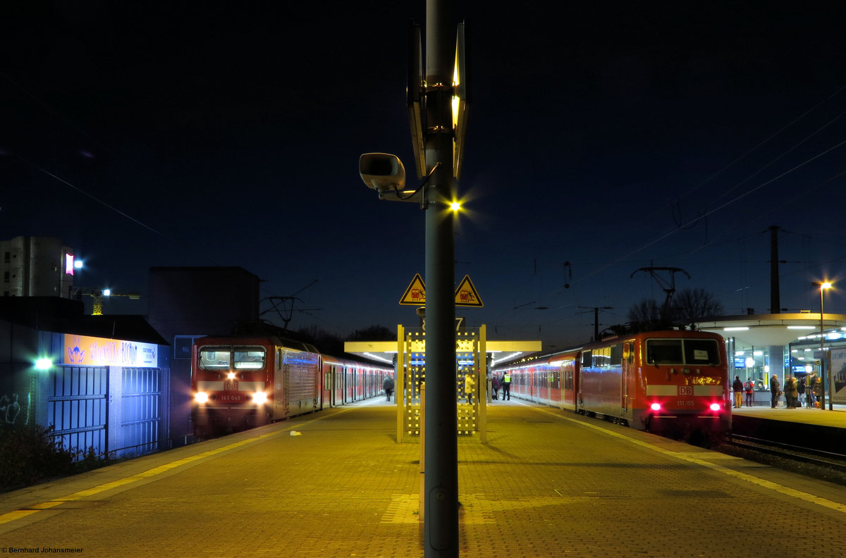 Seit dem das EBA vor einigen Tagen beschlossen hat, dass die S-Bahn Triebzüge der BR 422 nicht mehr auf den Tunnelstrecken eingesetzt werden dürfen, fahren wieder lokbespannte S-Bahnen mit x-Wagen durch NRW. Die S1 ist derzeit in zwei Abschnitte geteilt und wird zwischen Bochum und Dortmund mit anderen Zügen als der BR 422 gefahren. Am Abend begegnen sich zwei der vier Ersatzzugumläufe mit 143 045 und 111 155 im Bochumer Hbf. November 2016