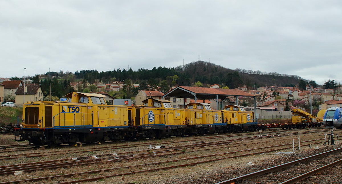 Seit dem ersten Aprilwochenende 2017 ist die Bahnstrecke von Saint-Etienne nach Le Puy-en-Velay wegen Sanierungsarbeiten gesperrt. Am 01.04.2017 standen dafür schon mehrere ex DB V 100.1 der Gleisbaufirma TSO in Le Puy-en-Velay bereit. Dabei handelt es sich um folgende Lokomotiven: 99 87 9 182 569-3 (ex DB 211 088-0), 99 87 9 182 561-0 (ex DB 211 310-8), 99 87 9 182 553-7 (ex DB 211 180-5) und 99 87 9 182 532-1 (ex DB 211 174-8). 