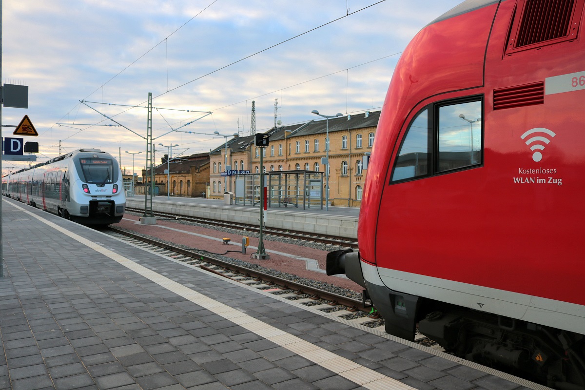 Seit dem Fahrplanwechsel 2018 werden in Halle(Saale)Hbf mehrere Gleise jeweils zeitgleich von zwei Zügen genutzt. Dies ist wegen des laufenden Umbaus notwendig. So kann es vorkommen, dass sich Deutsche Bahn und Privatanbieter  erbarmungslos  gegenüberstehen.
9442 114 und 9442 118 (Bombardier Talent 2) von Abellio Rail Mitteldeutschland als RE 74582 (RE18) nach Saalfeld(Saale) treffen hier auf DABpbzfa mit Zuglok 146 029 der Elbe-Saale-Bahn (DB Regio Südost) als RE 16312 (RE30) nach Magdeburg Hbf in ihrem Startbahnhof Halle(Saale)Hbf auf Gleis 10. [10.12.2017 | 9:05 Uhr]