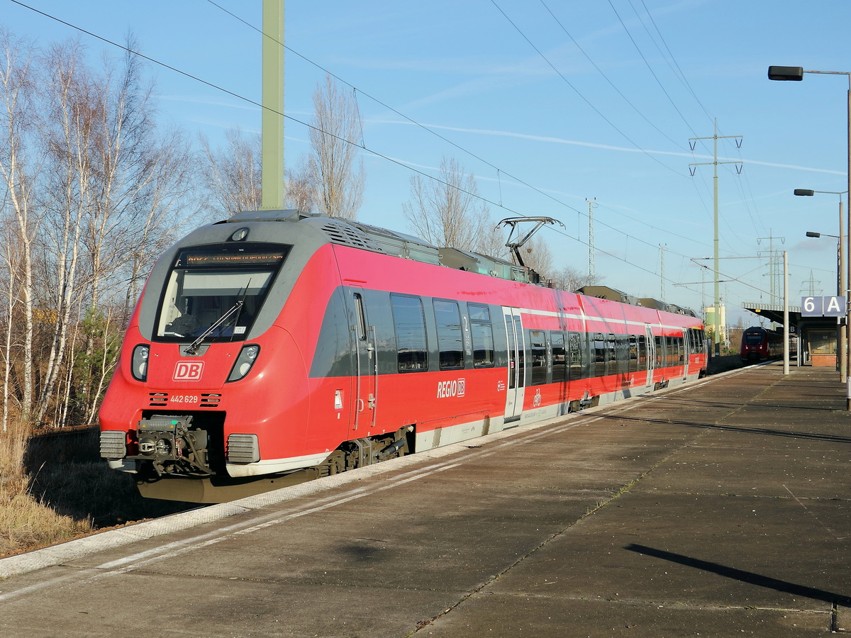 Seit dem Fahrplanwechsel am 15. Dezember 2013 fährt nun RB 19 über Berlin Flughafen Schönefeld nach Gesundbrunnen.
Dadurch ergeben sich stündlich Rangierfahrten des RB 22. 
Das Bild zeigt 442 129 und 442 629 als RB 22 bei der Einfahrt im Gleis 6 im Bahnhof Berlin Flughafen Schönefeld am 27. Dezember 2013, im Hintergrund ist der bereitgestellte RB 14 nach Nauen mit einem unbekannten Triebwagen der BR 442 im Bereich C bis E des Gleis 6 zu sehen.

RB 22 wird auf Gleis 6 im Bereich A und B bereitgestellt.  

