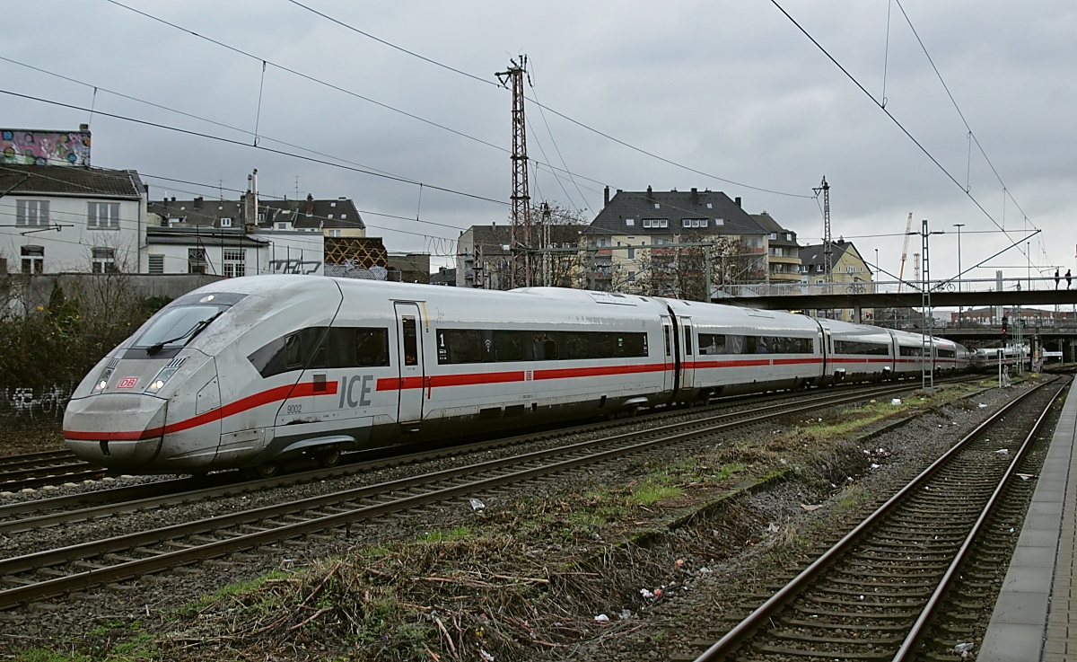 Seit dem Fahrplanwechsel ist die BR 412 auch in Düsseldorf anzutreffen, hier hat ICE 4 9002 am 03.01.2019 gerade den Hauptbahnhof verlassen und durchfährt den S-Bahnhof Wehrhahn in Richtung Dortmund
