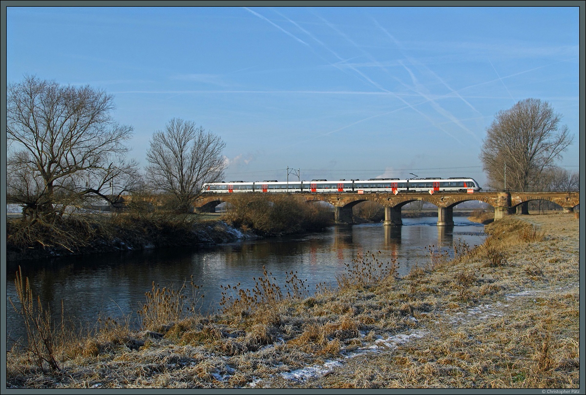 Seit Dezember 2015 verbindet die Linie SE 15 Leipzig und Saalfeld. Bei Bad Dürrenberg überquert ein Talent II von Abellio als SE 74524 zum ersten Mal die Saale. (28.01.2017)