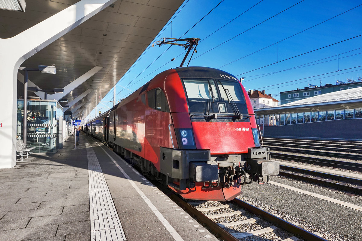 Seit Fahrplanwechsel sind die railjets nun auch von Salzburg über den Tauern nach Kärnten unterwegs. 
Hier zu sehen ist 1116 241-1 mit dem railjet 596 (Flughafen Wien (VIE) - Klagenfurt Hbf).
Aufgenommen am 29.12.2016 in Salzburg Hbf.