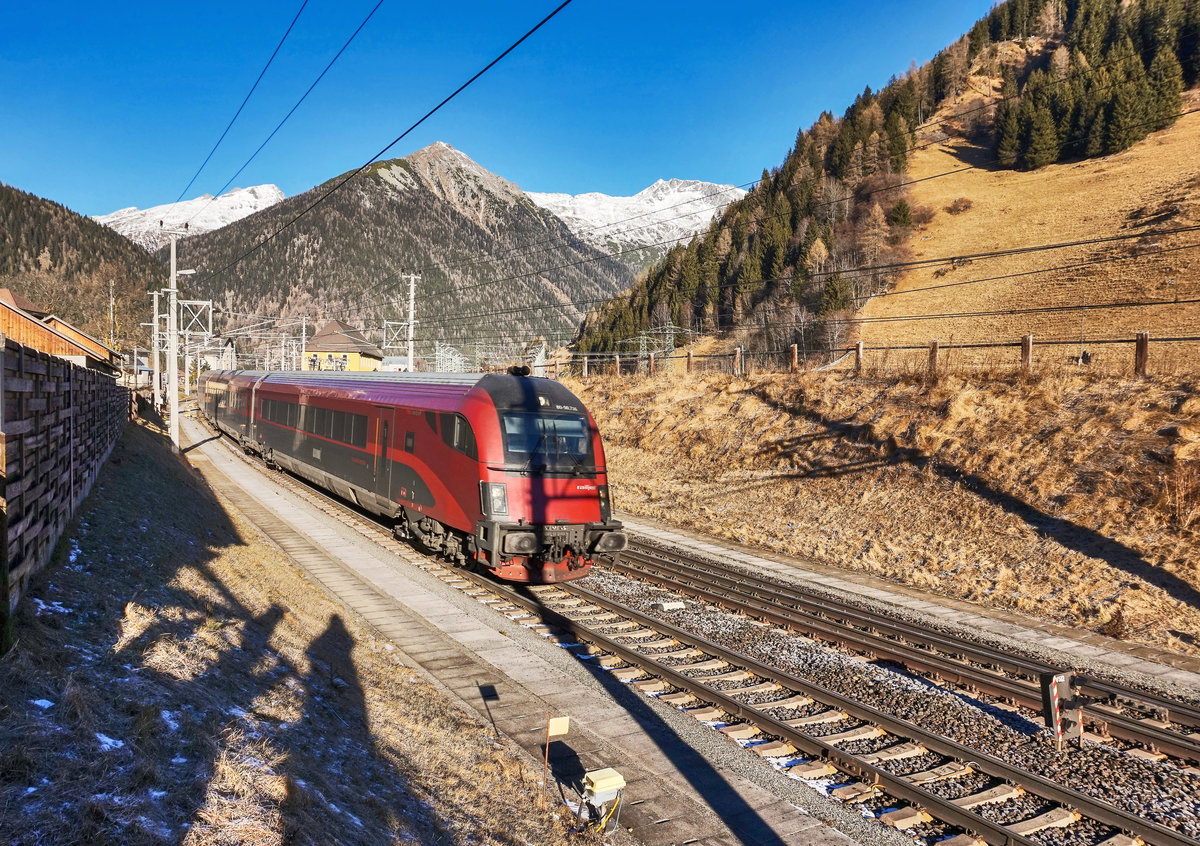 Seit fast einem Monat sind jetzt die railjets am Tauern Alltag. Pro Tag sind nun acht railjets auf der Tauernbahn unterwegs, wovon einer davon das EC-Zugpaar 110/111 ersetzt, und somit Klagenfurt mit München verbindet.

Hier zu sehen ist der railjet 898 (Linz Hbf - Klagenfurt Hbf), kurz vor der Einfahrt in den Kaponig-Tunnel.
Schublok war 1116 236-1.
Aufgenommen am 2.1.2016, nahe des Bahnhofs Mallnitz-Obervellach.