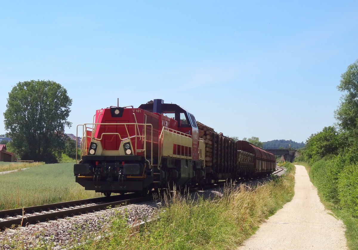 Seit geraumer Zeit ist der Salzzug der Hohenzollerischen Landesbahn nun nicht mehr in Hand der guten alten Gmeinder Loks. 
Am 3.7.14 konnte die vergleichsweise moderne Gravita mit dem oben genannten Zug bei Hechingen aufgenommen werden. 