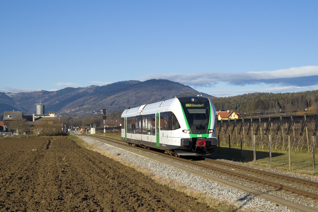 Seit Juni 2018 prästentiert sich 5062 001 im neuen Design der Steiermarkbahn. Am 28.Dezember 2018 ist er als SB 8660 von Weiz Nord nach Gleisdorf unterwegs und wurde bei Unterfladnitz fotografiert.