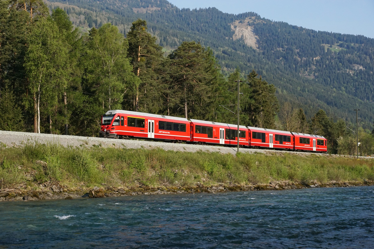 Seit kurzer Zeit bietet sich zwischen Rothenbrunnen und Rodels-Realta dank der Abrodung der Büsche am Bahndamm eine gute Gelegenheit, die RhB-Züge bei der Fahrt dem Hinterrhein entlang abzulichten. Am 07.05.2016 nähert der ABe 4/16 3102 als S2 nach Thusis Rodels-Realta.