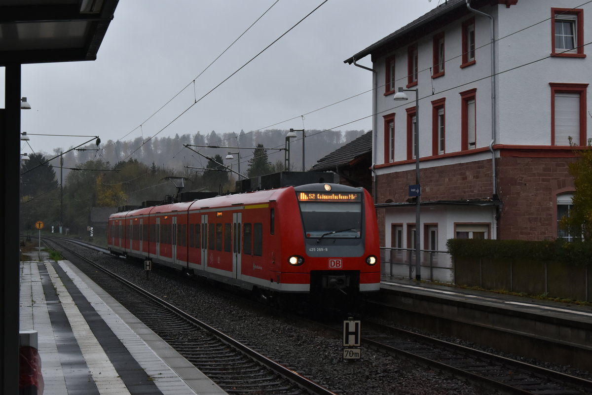 Seit nun zwei Tagen schifft es ohne Pause in Neckargerach, das selbst die Quitschies lange Wassernebel am Stromabnehmer hinter sich herziehen. Hier ist der 425 269 als S2 gen Kaiserslautern bei der Durchfahrt in Neckargerach zu sehen. Samstag den 11.11.2017
