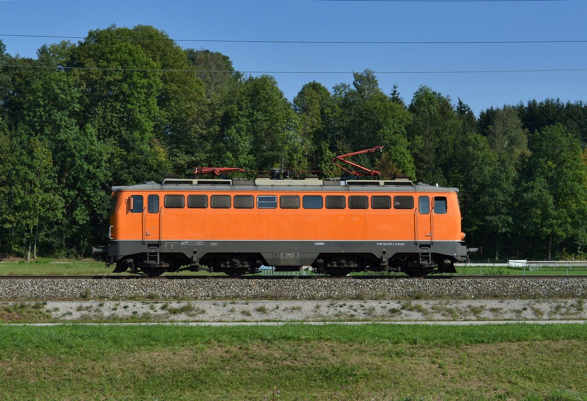 Seitenansicht der 1142 579 bei der Durchfahrt in Wartberg an der Krems am 17.09.2018.