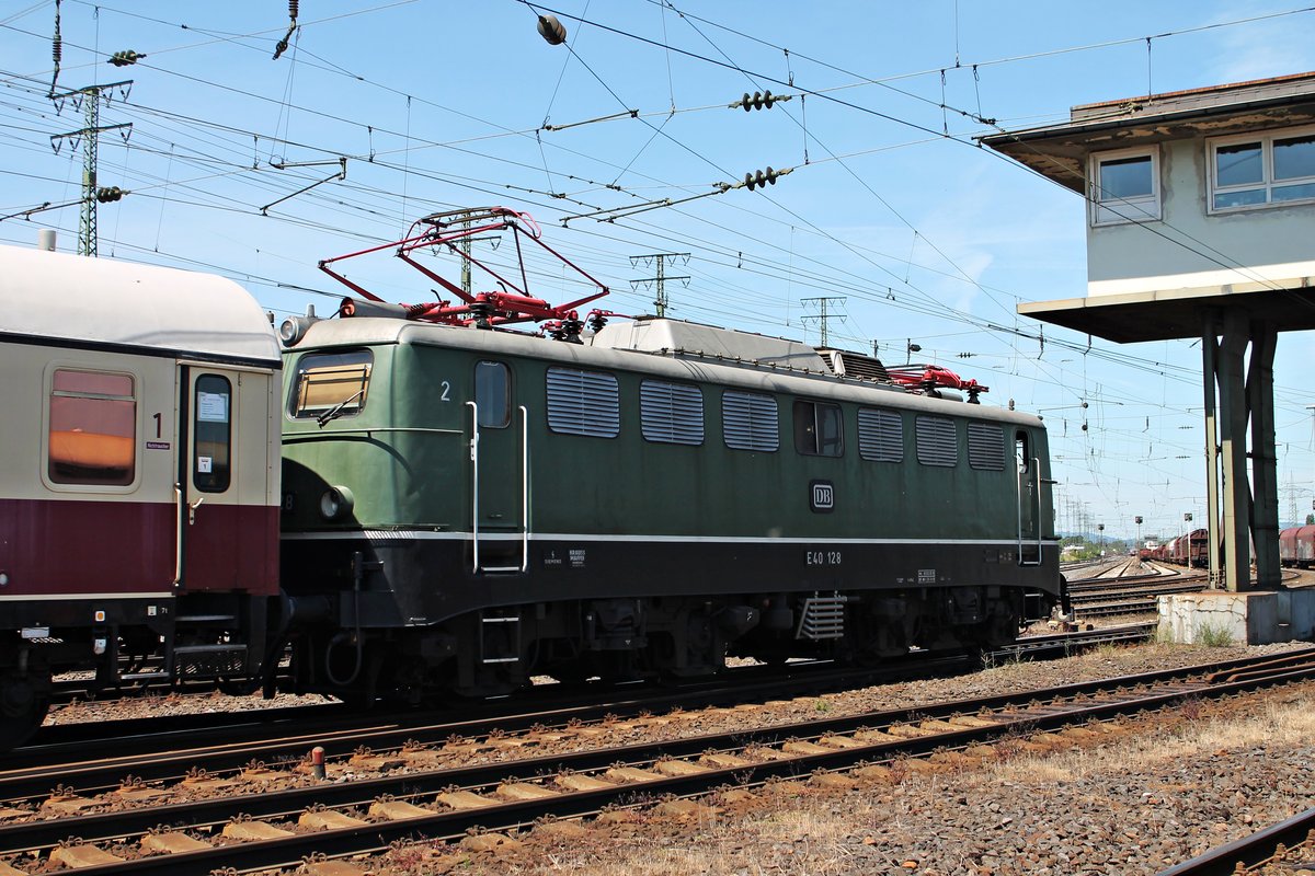 Seitenansicht am 14.06.2015 von E40 128, als sie mit einem Pendelzug (Koblenz Hbf - Koblenz Lützel (DB Museum) - Koblenz Hbf) für das Sommerfestes und der 140 423-5 in den Rangierbahnhof von Koblenz Lützel einfuhr.