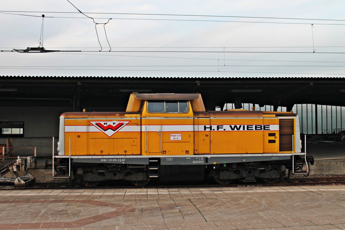 Seitenansicht am 22.11.2014 von Wiebe Lok Nr.8 (211 015-3), als sie in Karlsruhe Hbf abgestellt stand. (Fotografiert aus Zug)