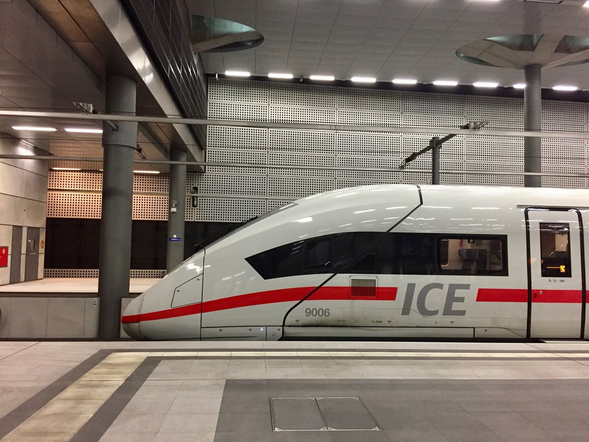 Seitenansicht des ICE 4 am 5.10.17 in Berlin Hauptbahnhof.