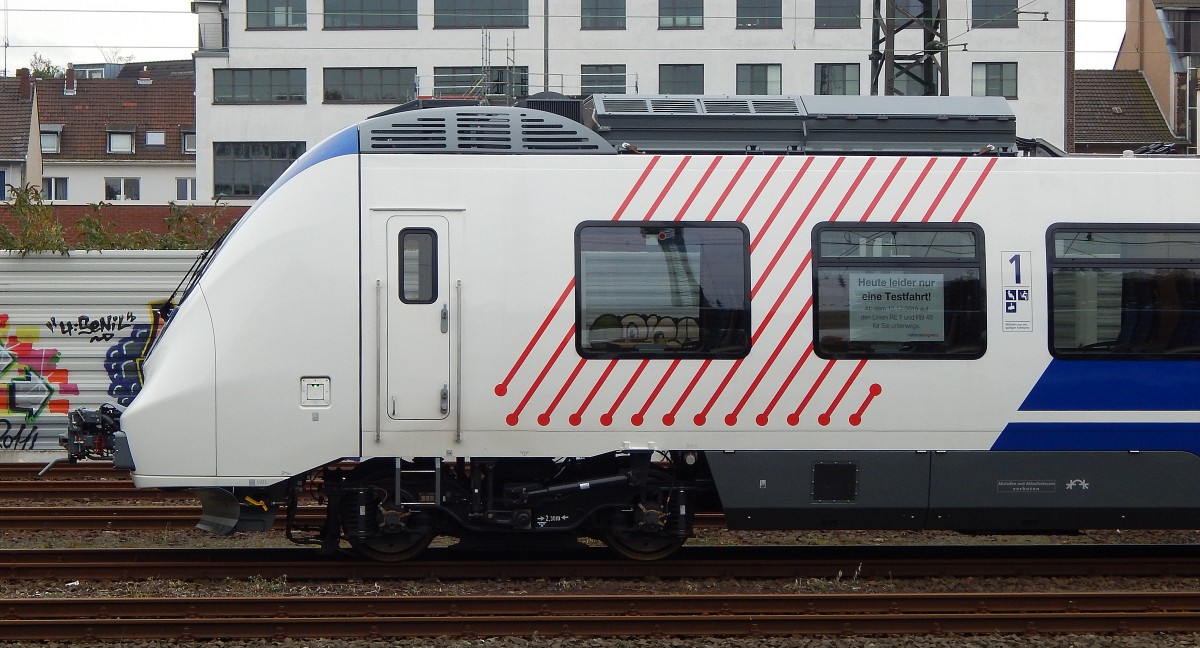 Seitenansicht eines National Express Hamsters in Köln West.

Köln 17.10.2015

