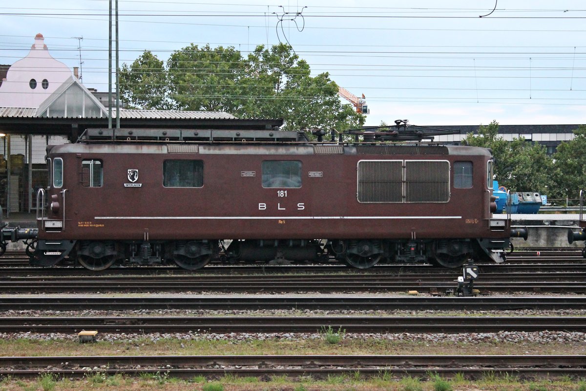 Seitenansicht von Re 4/4 181 (425 181-5)  Interlaken , als sie am Morgen des 29.07.2015 abgestellt in Basel Bad Bf stand und auf ihren nächsten Einsatz wartete.