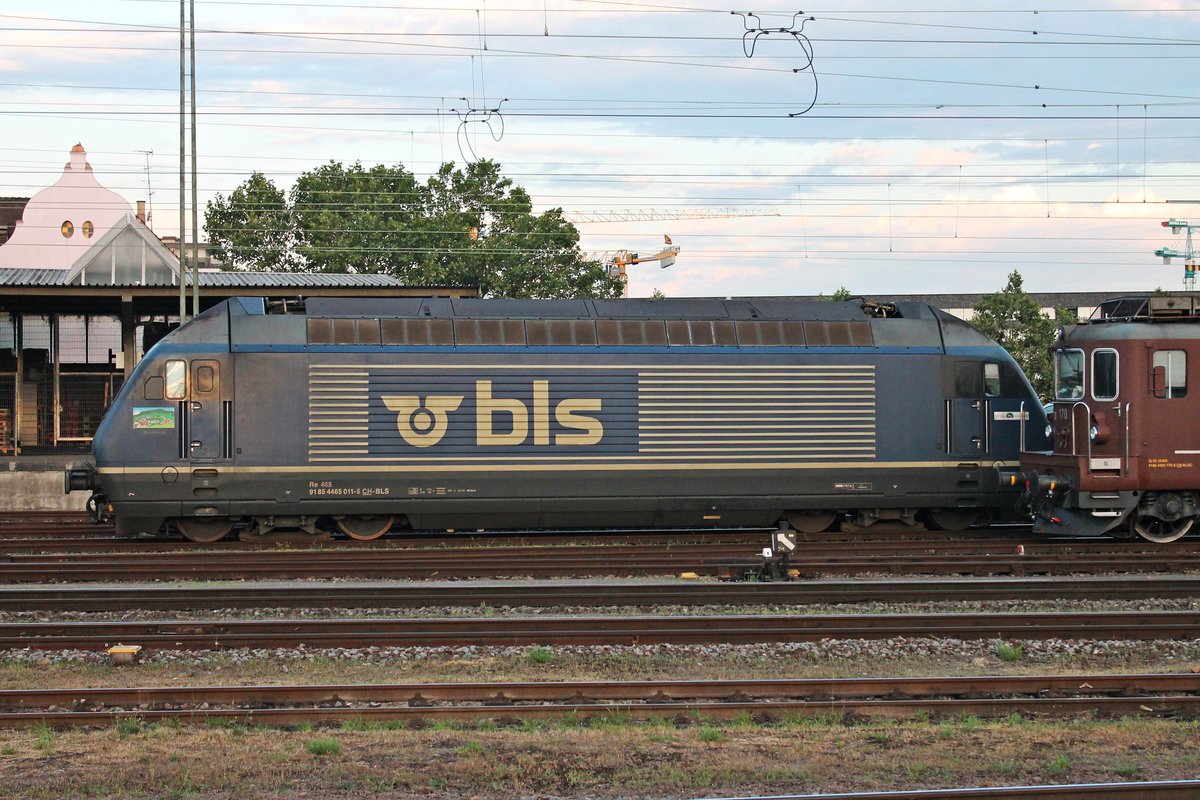 Seitenansicht von Re 465 011-5  Wisenberg , als sie am Morgen des 22.07.2015 mit weiteren Loks in Basel Bad Bf abgestellt stand.