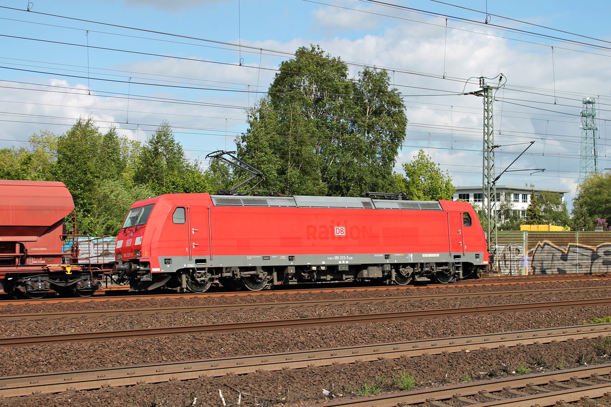 Seitenportrait von 185 223-5 am 26.05.2015, als sie mit einem gemischten Güterzug aus Richtung Norden durch Harburg fuhr.