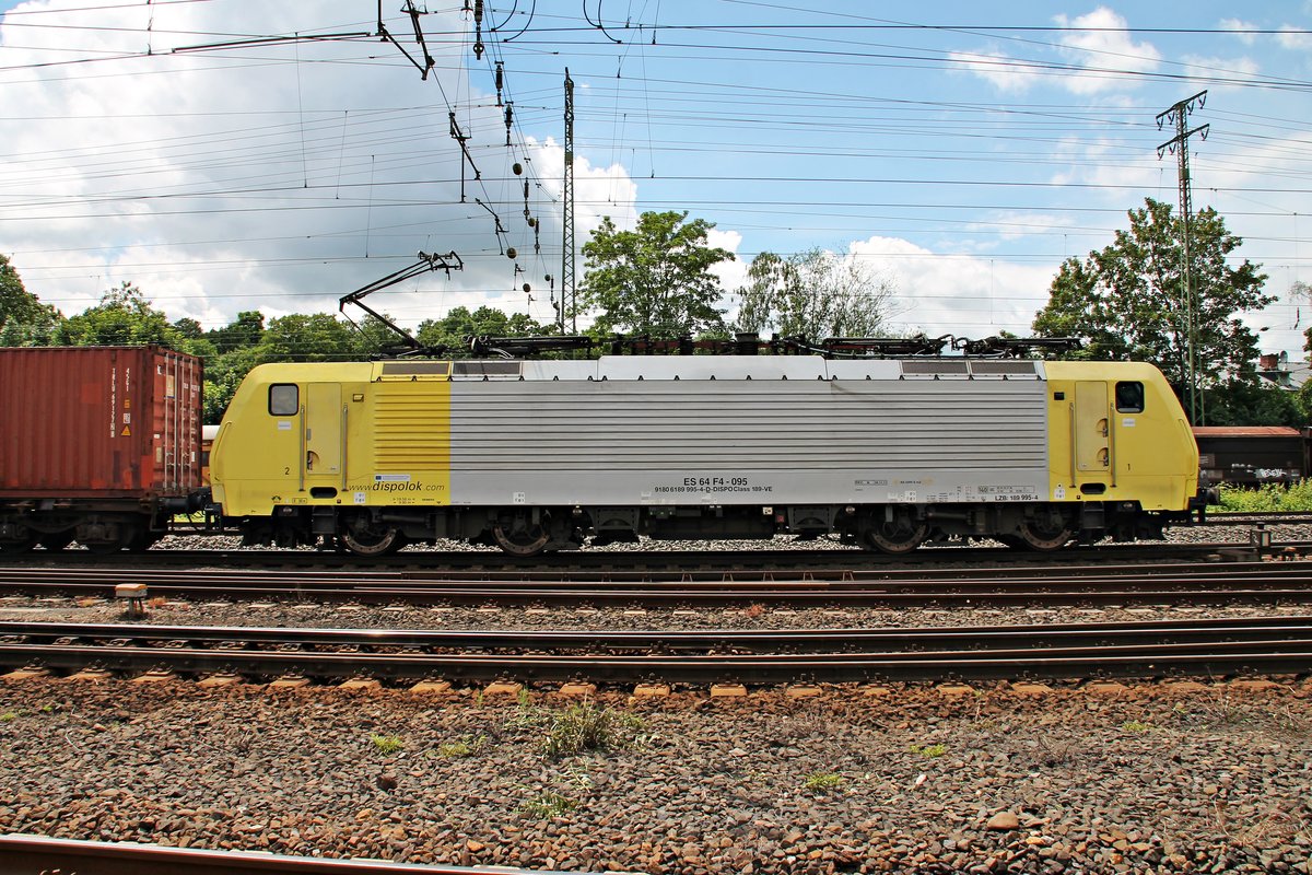 Seitenportrait von der Gelb-Silbernen MRCE/TXL ES 64 F4-095 (189 995-4), als diese am 18.06.2016 mit einem Containerezug in den Rangierbahnhof von Koblenz Lützel einfuhr.