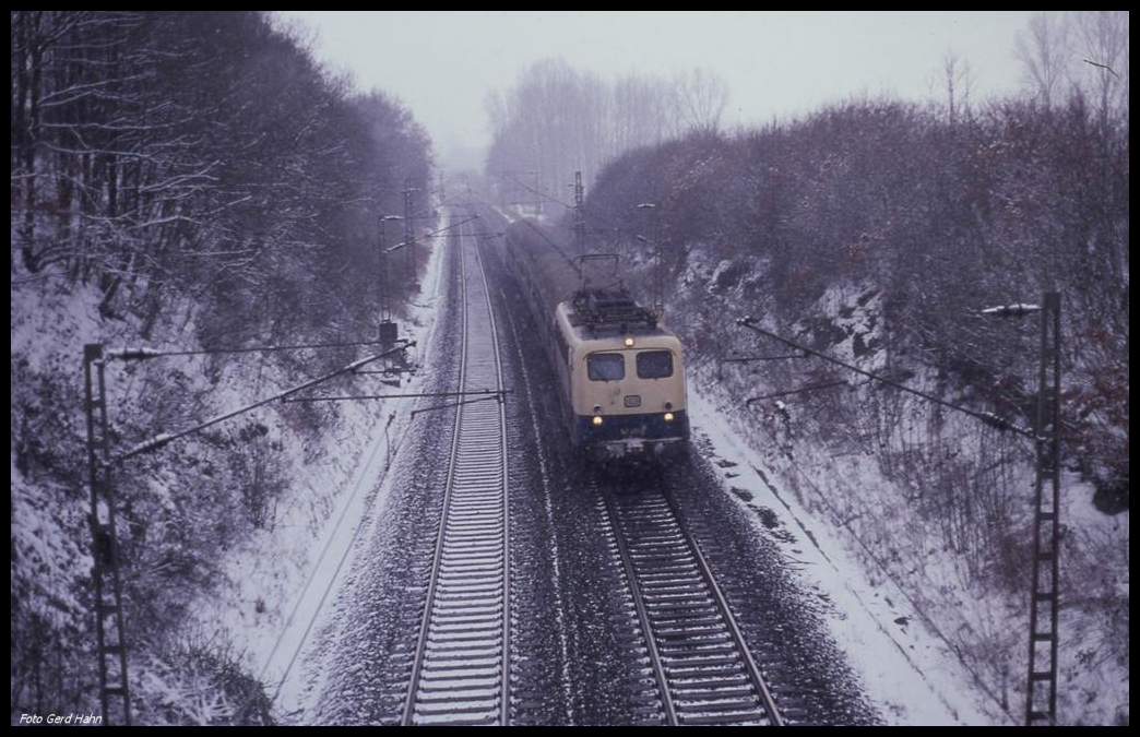 Selten zu beobachten sind links fahrende Personenzüge auf der Rollbahn. Am 13.2.1991 kam 141459 mit dem N 8617 aus Münster über das linke Gleis von Lengerich nach Hasbergen.